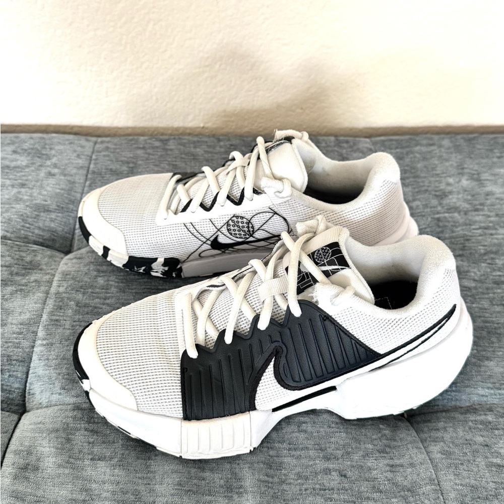 NIKE Zoom Challenge Women’a Pickleball Shows - Black/White - Size 6 (USED)